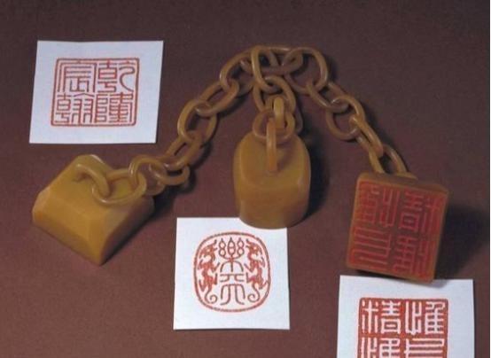 1950年，接受改造的溥仪听到“抗美援朝”的消息，当即撕开棉衣，取出印章说：“这