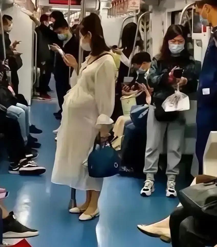 上海地铁9号线的一幕，让无数网友看完心里堵得慌。昨天早高峰时段，一名孕妇在拥挤的