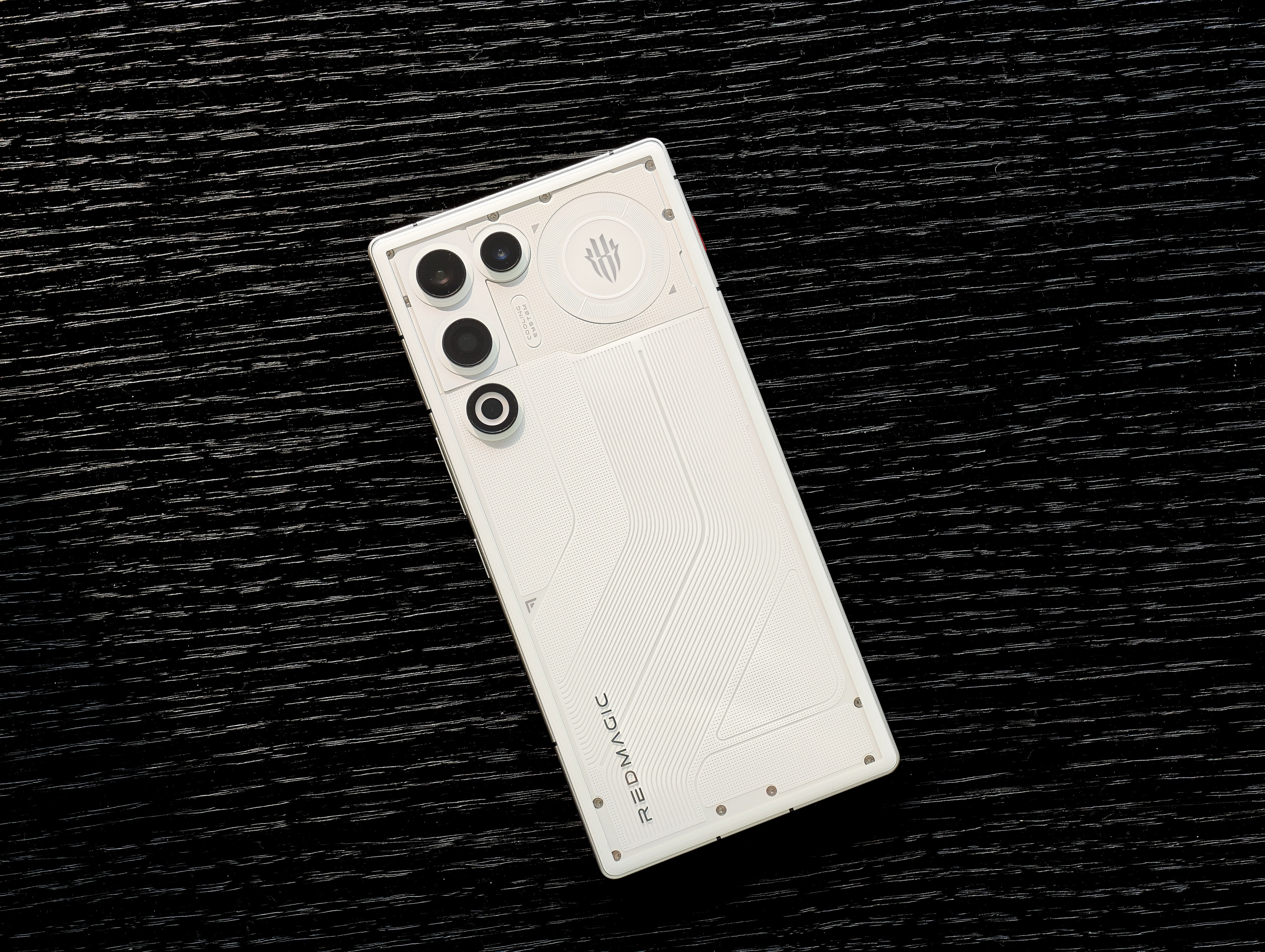 1.5K屏下全面屏+锐利小R角+透明机身+骁龙8Elite+7000mAh+内