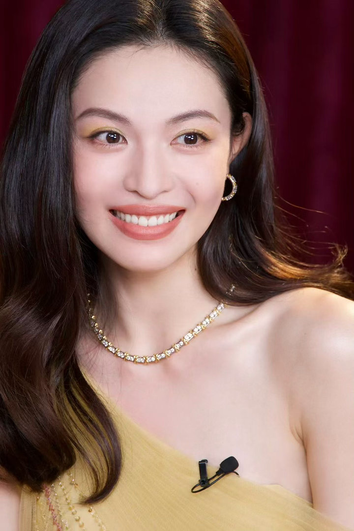 钟楚曦姐姐纱我钟姐不说话的时候是画报，说话的时候是动态画报，总之今天我被纱得很