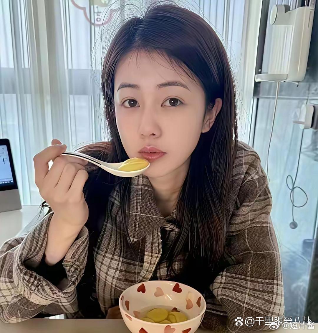 白鹿这素颜没人说吗？太顶了，这皮肤又白又嫩，说是高中生我都信