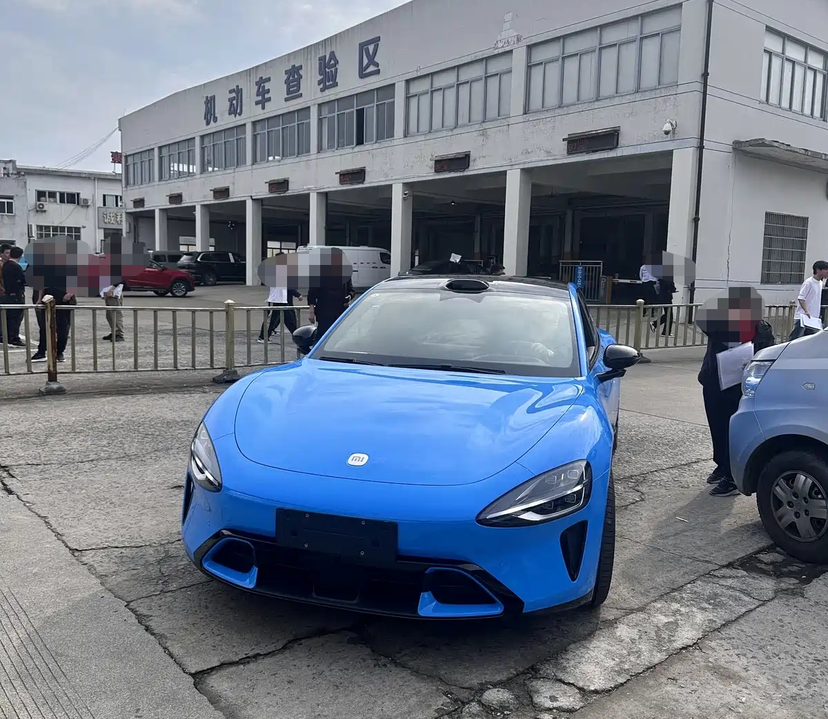 🚗先给结论：咱们26款标准版用的是磷酸铁锂小电瓶，不是老油车那种铅酸货，寿命长得多。官方质保给到4