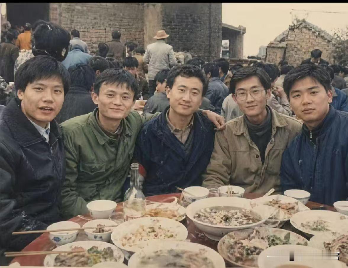 这张老照片是农村吃席时的场景，这五位坐在一起，面带微笑，留下的是美好的记忆！从
