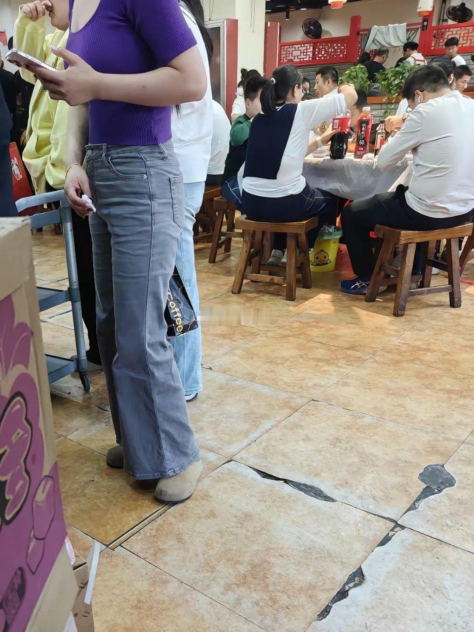 大饭店美女可真多，排个队都能一饱眼福​​​