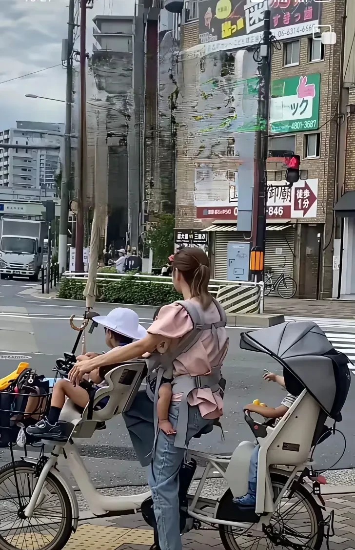 这样行不，不戴头盔