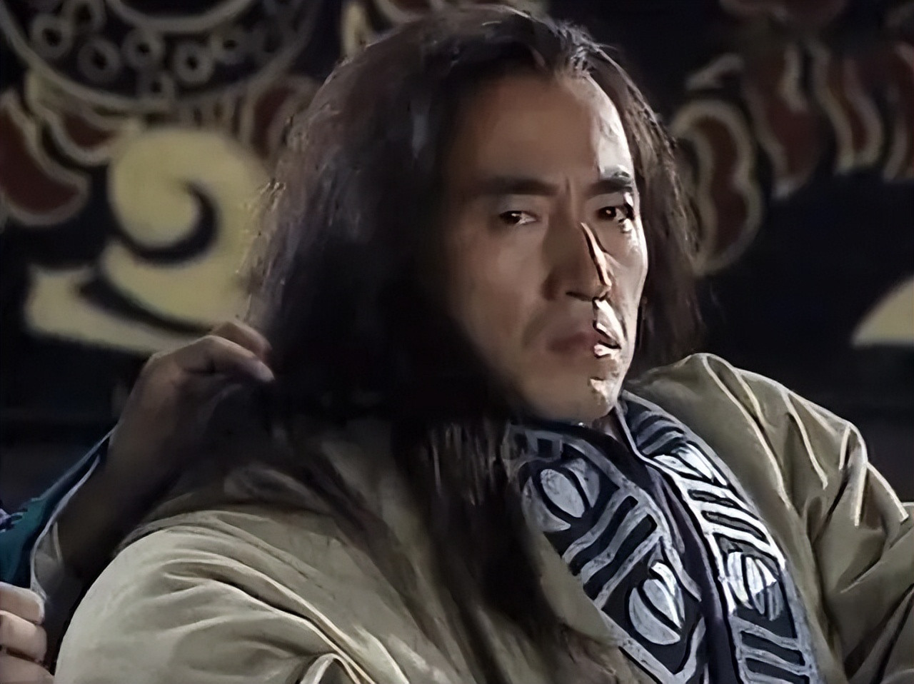 公元前643年，一代霸主齐桓公被囚，他饿成了“纸片人”，为活命，竟吞下自己的排泄
