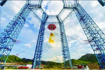 我国首次载人航天器地外天体着陆起飞试验成功
