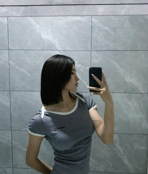 吴艳妮广告拍摄新造型曝光，紧身衣秀出别样风采