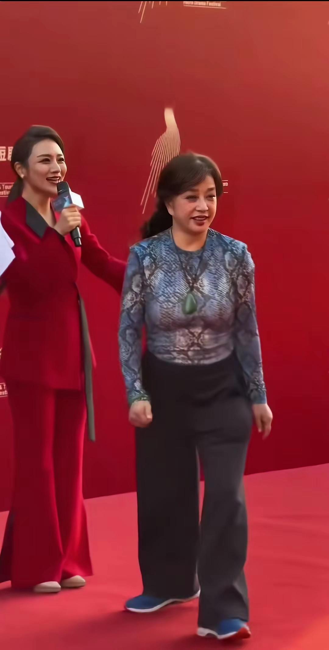 刘晓庆，脚上的鞋子减分了。