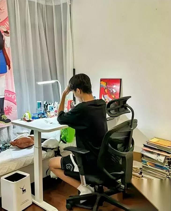 成绩垫底？别急！我反手一句……“考不上一级，那就把身体练成一级！”儿子愣