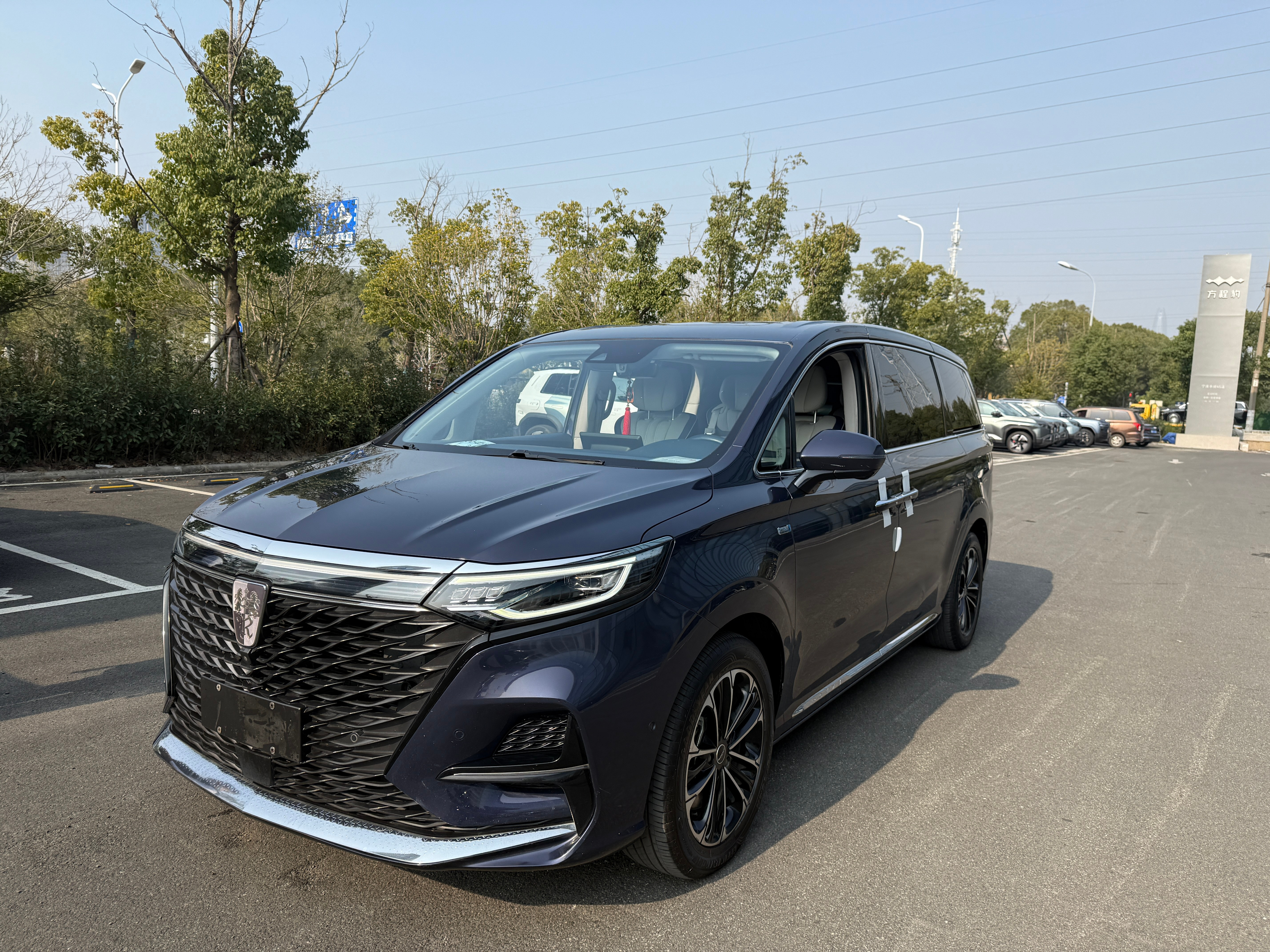 荣威iMX8至尊版，配置是高，折价也多就是相对冷门了一些