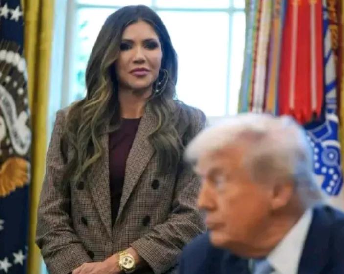 CNN报道，当地时间27日，民主党众议院领袖杰弗里斯，在接受采访时表示，国土安全