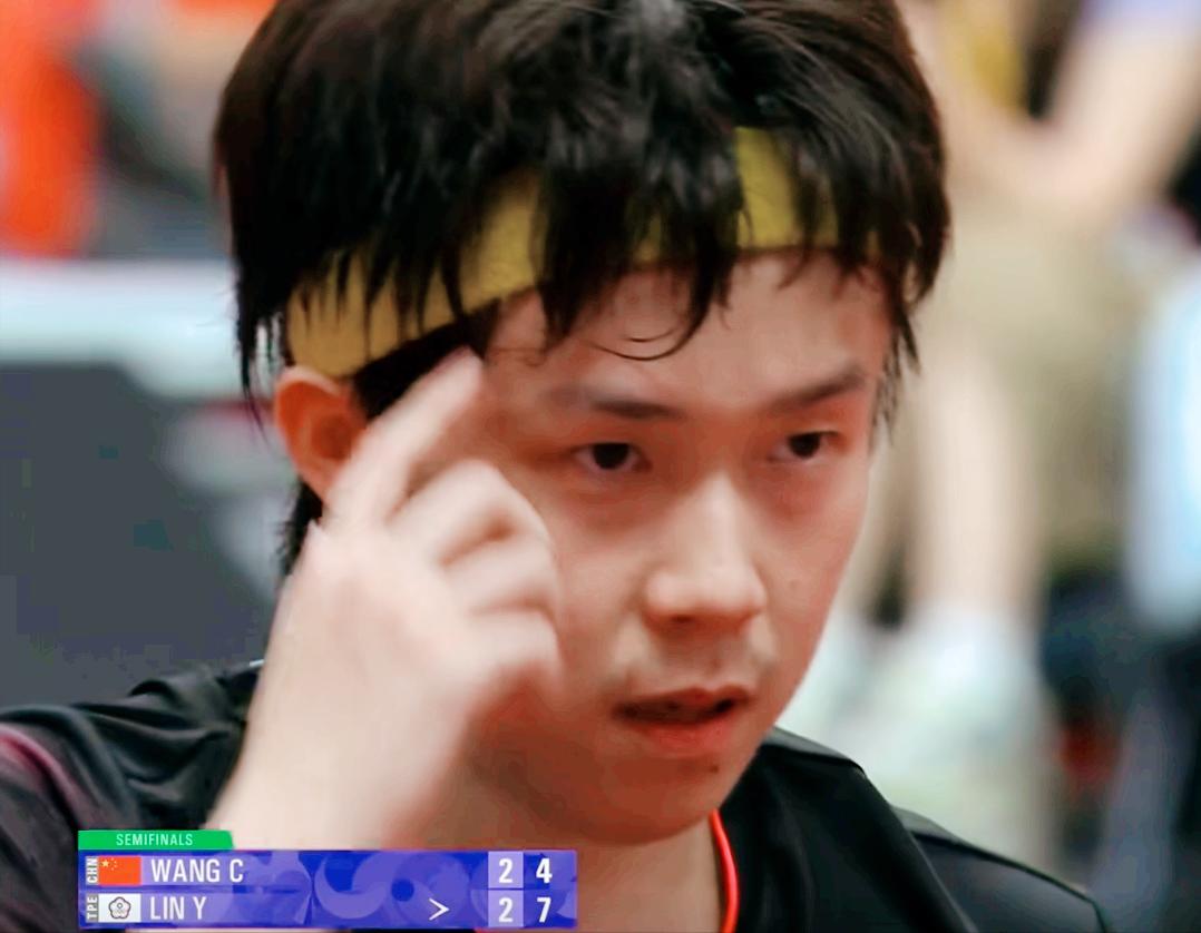 王楚钦在决胜局4:7落后的时候，为何自己敲着三下脑袋？我觉得和松岛辉空的庆祝动