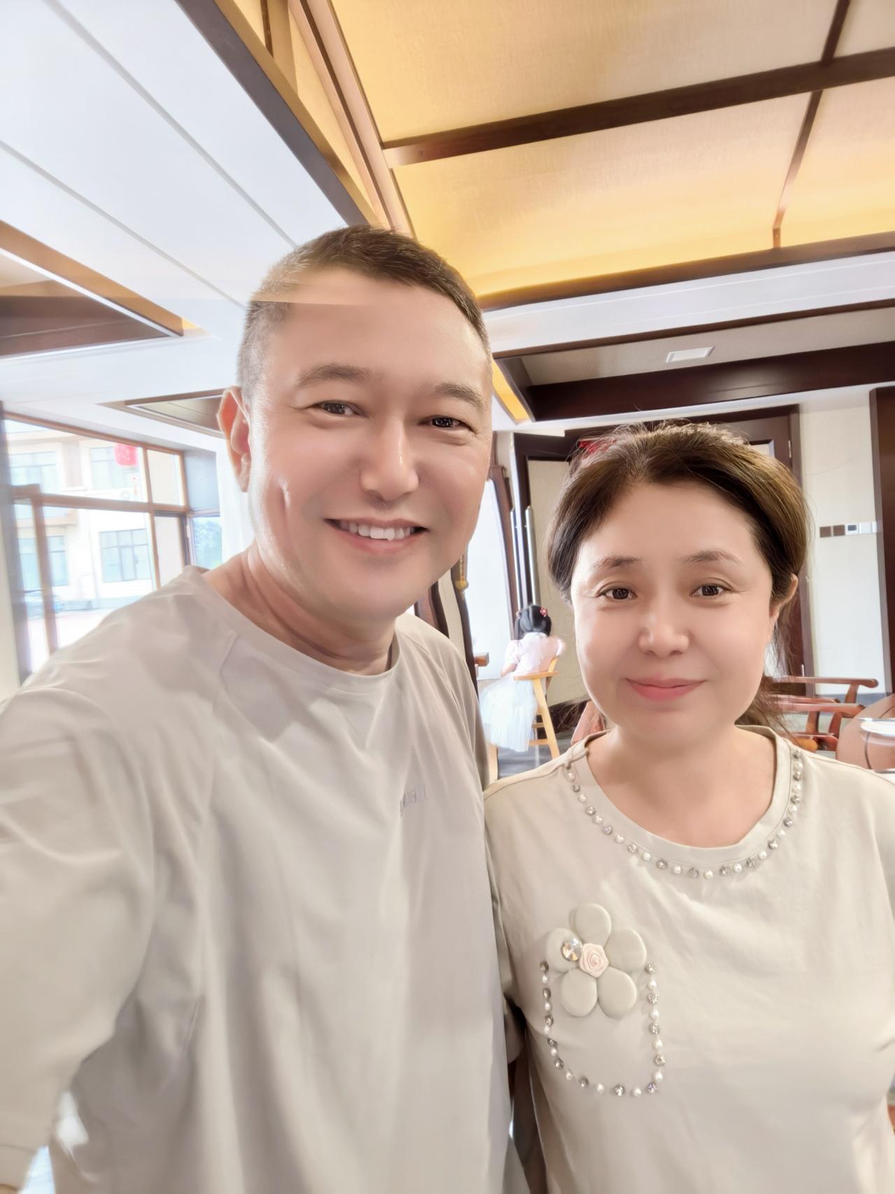 和几个人在打篮球🏀旁边有一部手机响了很久终于有人过去接了那哥们过去按了