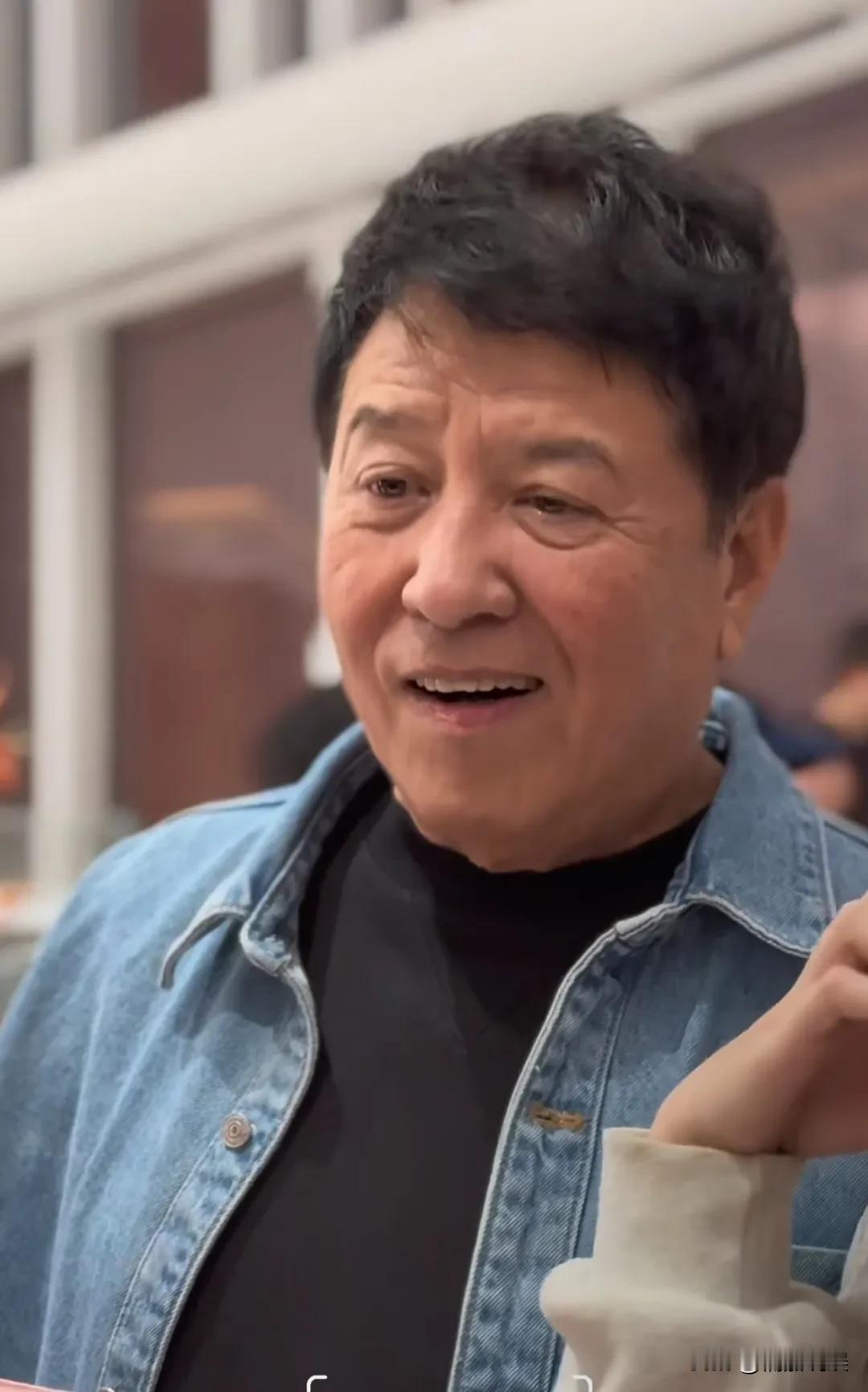 关晓彤的话剧《抗战中的文艺》在上海演出，关爸爸从北京专门来到上海现身支持，看得出