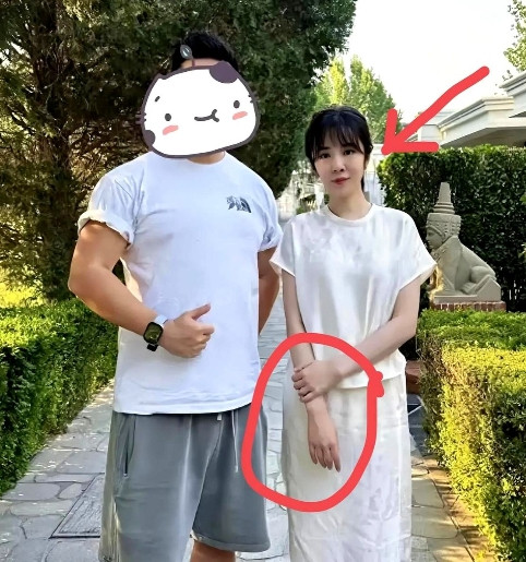 王晓晨这波操作，真的有点让俞灏明“打脸”了，网友偶遇王晓晨晒出合影，结果