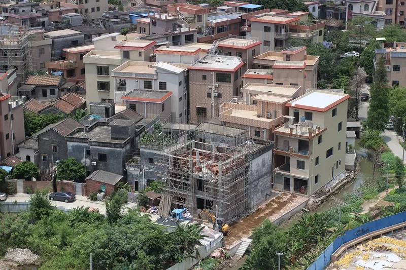 从资源整合角度看，农村兼并能把分散的土地、人力等资源集中起来。比如，可以将零碎的