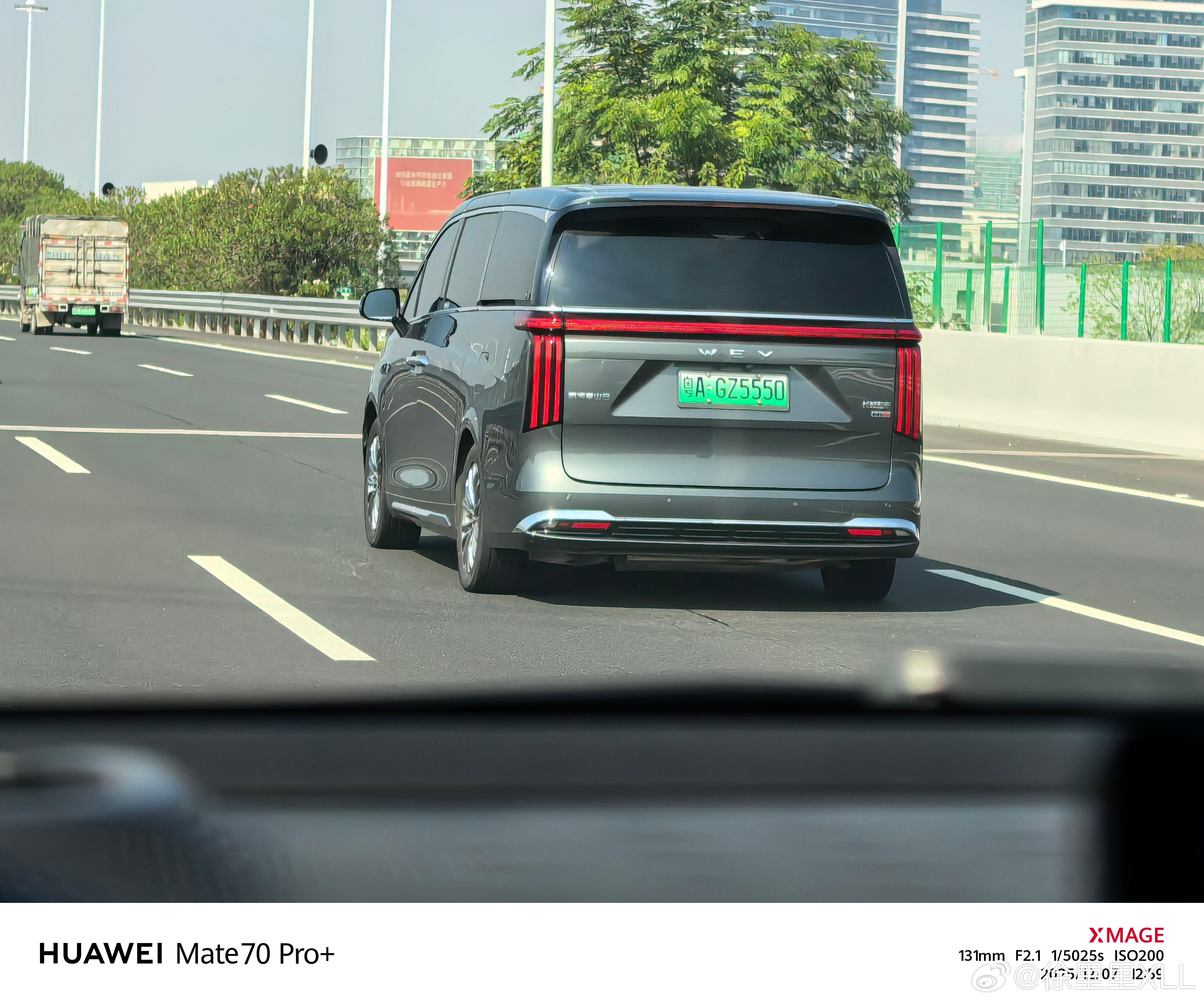 高山的能见度现在特别高。几乎每天出门都能遇到。不知道哪个邻居也买了一台。