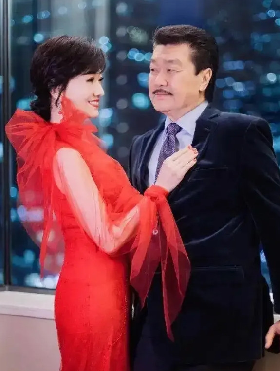 赵雅芝的婚姻争议再被翻开。1975年，21岁的她嫁给医生黄汉伟，婚后生下两