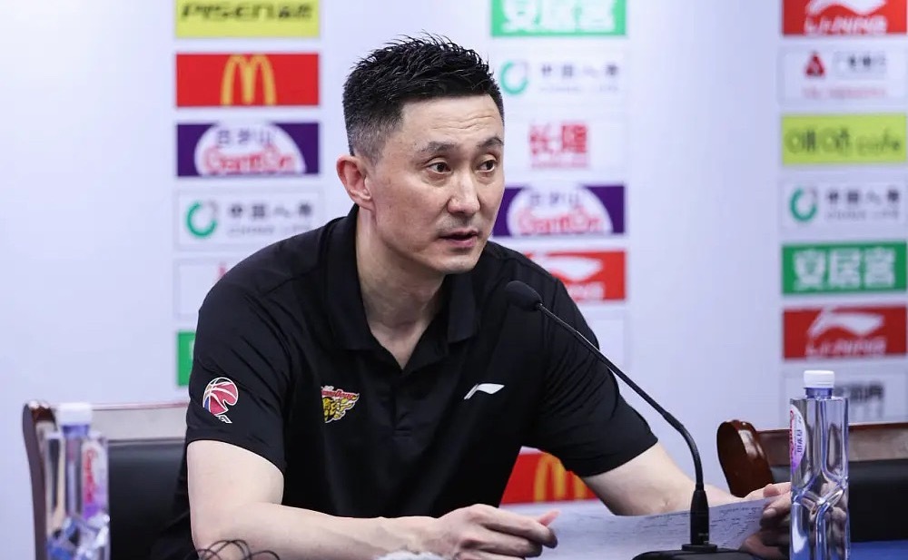 CBA季后赛广东102-99击败北京，大比分战至1-1平。赛后，广东主帅出席新