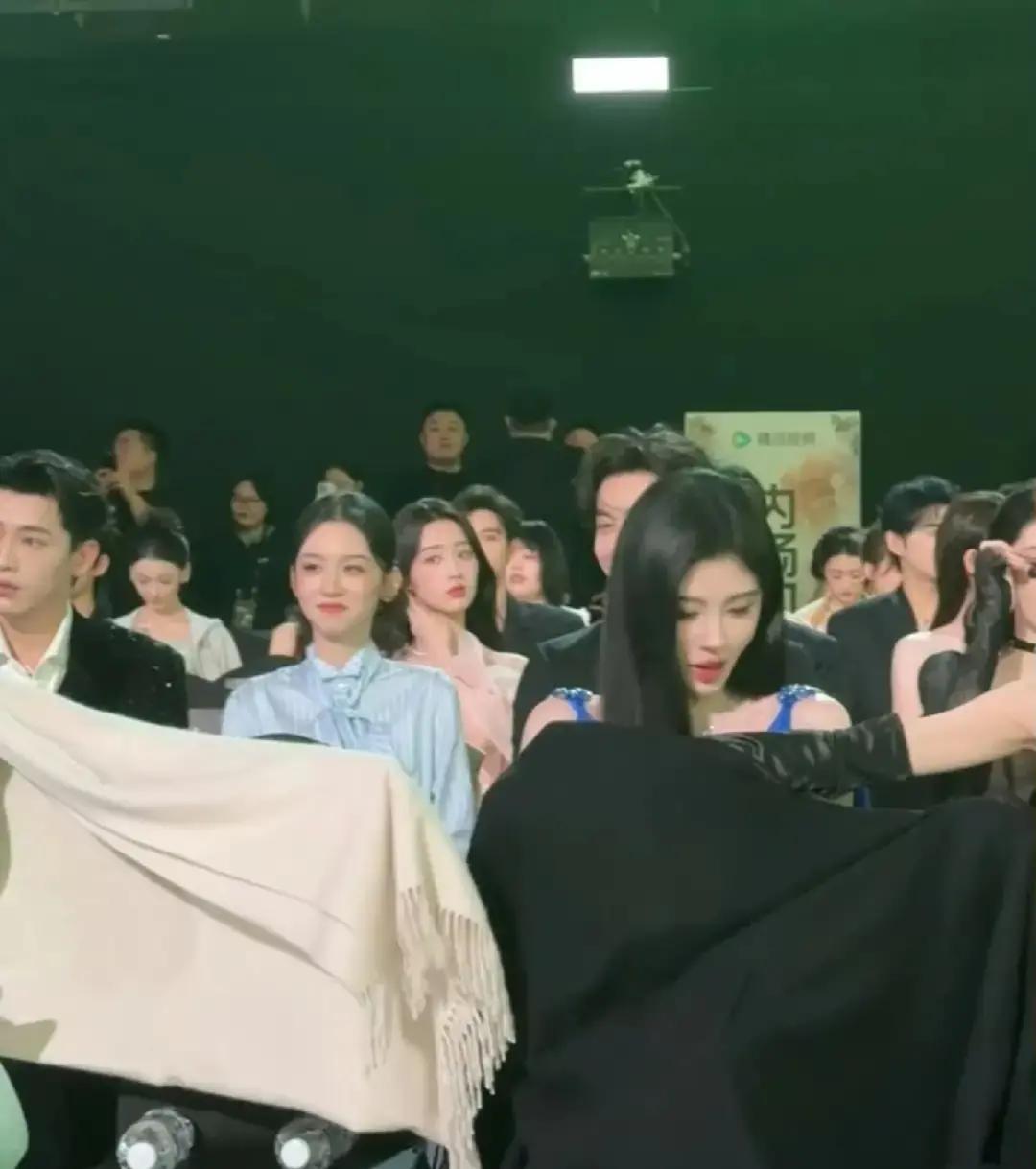 星光大赏后台，鞠婧祎刚想掏手机加微信，陈都灵和宋祖儿瞬间化身“人形马赛克”，俩披