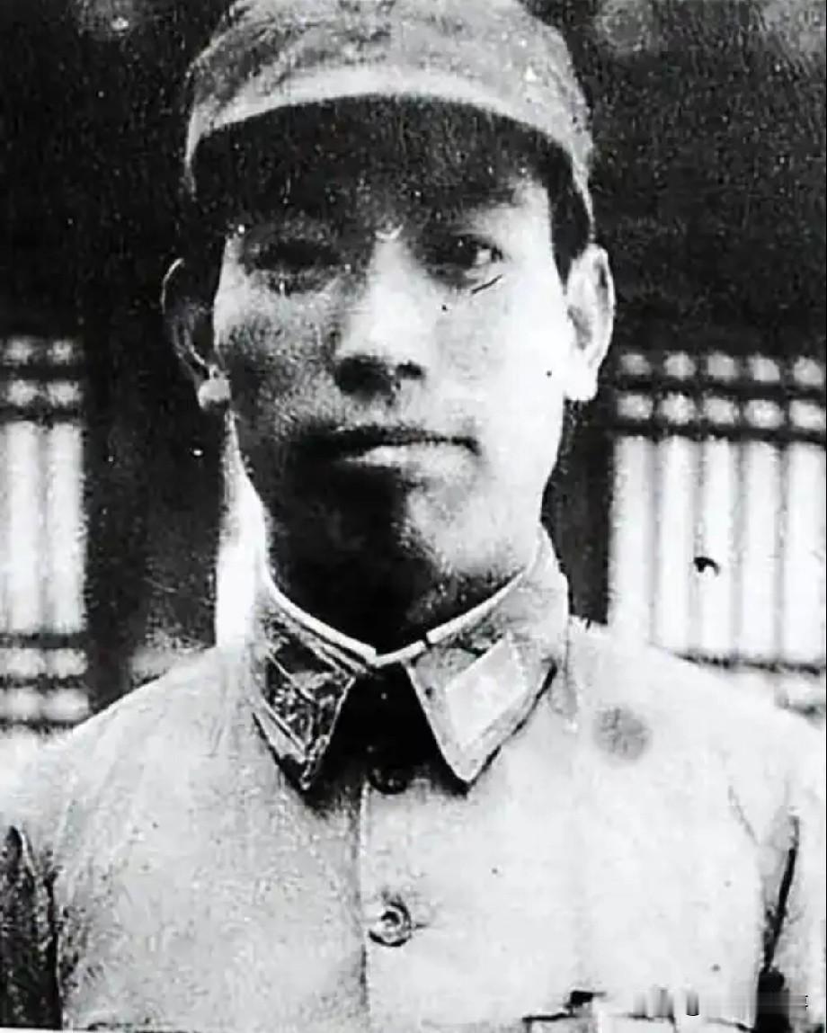 1938年，分别10年的妻子和许光达终于要团聚了。谁料就在妻子准备要扑到许光达怀