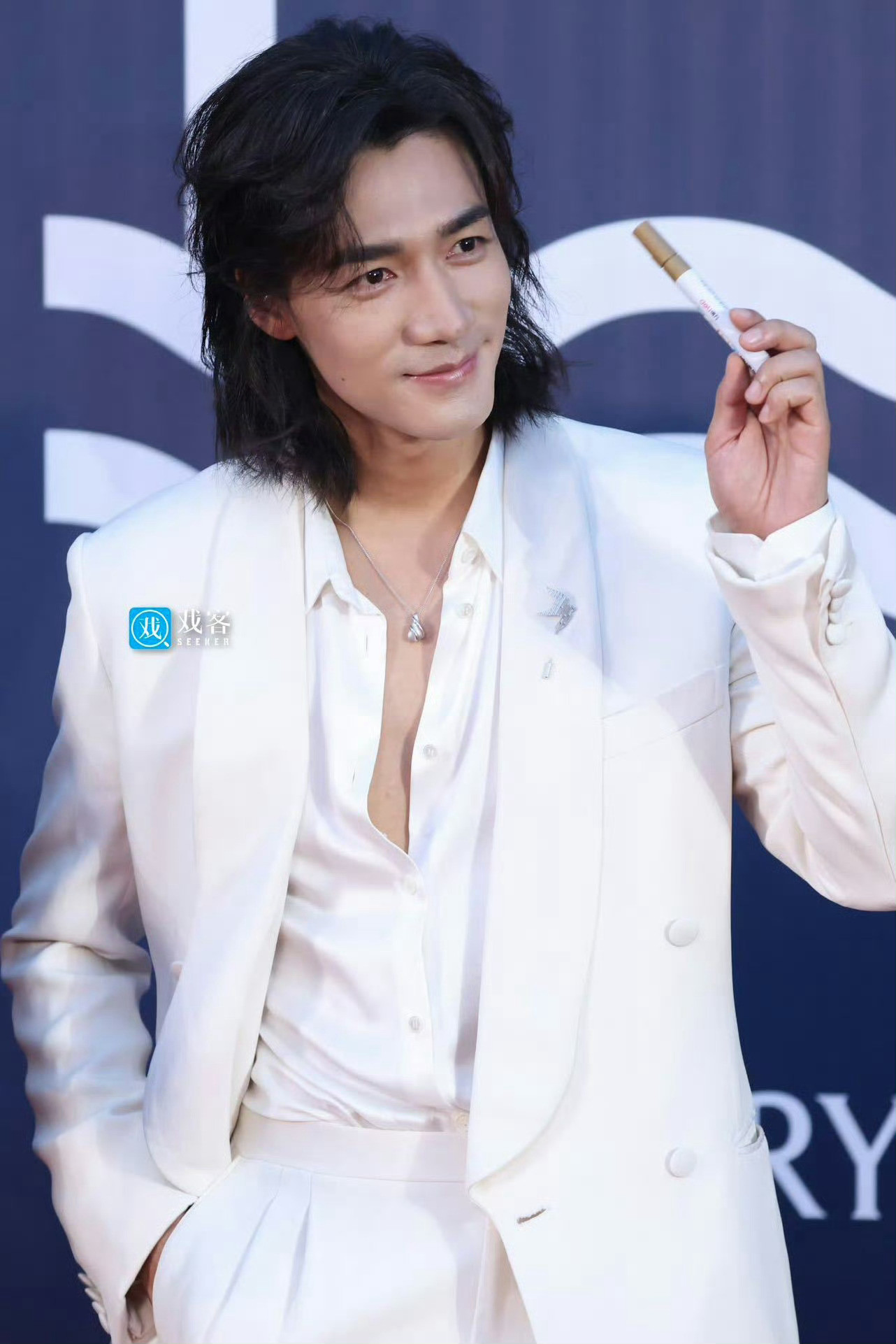 此沙白马王子阿那亚海边的白西服杀疯了！微卷长发配绝美容颜，胸肌若隐现，这才是从