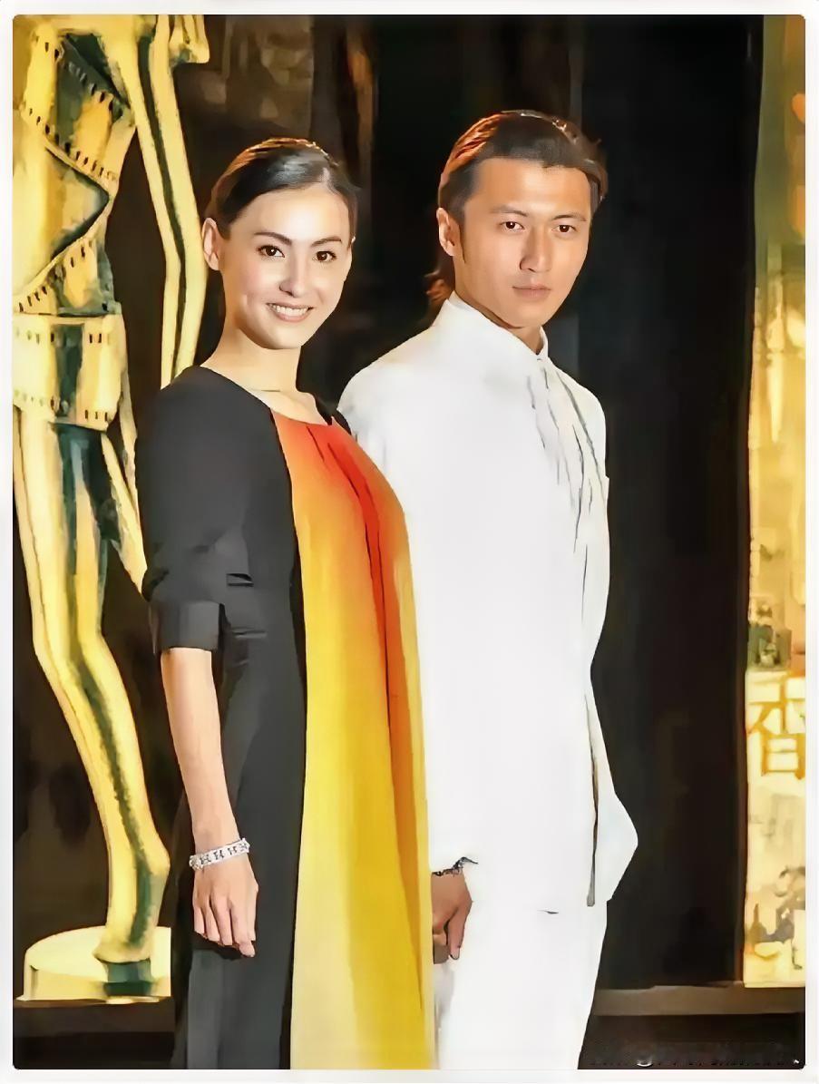 谢霆锋给张柏芝打电话了，张柏芝没有犹豫，直接带着两个孩子赶回谢家老宅。谢贤