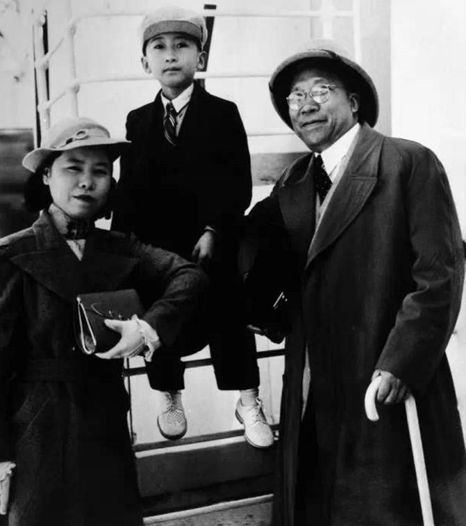 1947年除夕夜，特务将杨虎城的妻子谢葆真绑在椅子上，用针头插进她的大腿，凄惨的