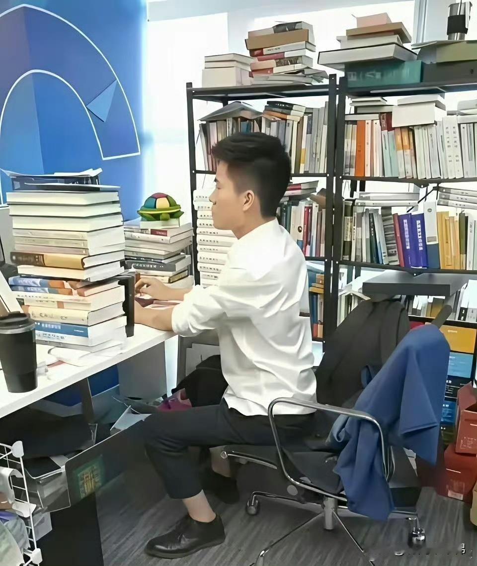 董宇辉的办公室堪比高三学生课桌啊！