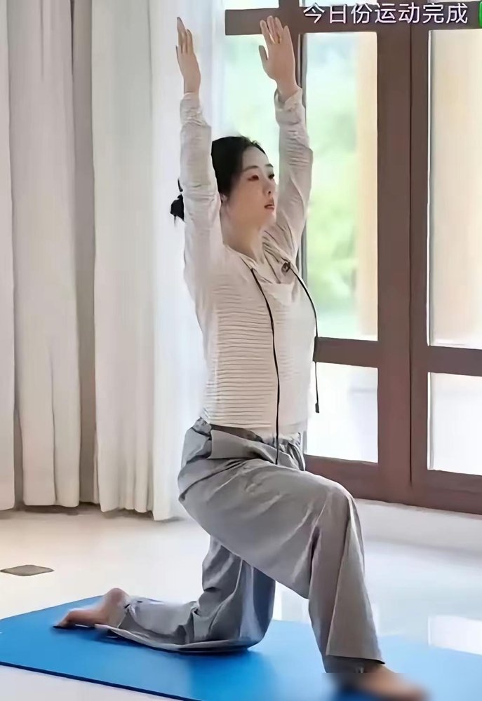 杨紫把健身照直接甩出来了，没修图，没找角度，动作还做得吭哧吭哧的。评论区有人笑她“看着敦实”，她也不