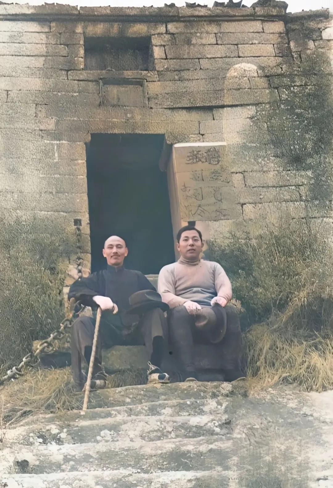 1936年秋，老蒋与张学良一同爬华山时的合影，镜头中老蒋穿着草鞋，手持登山杖，状