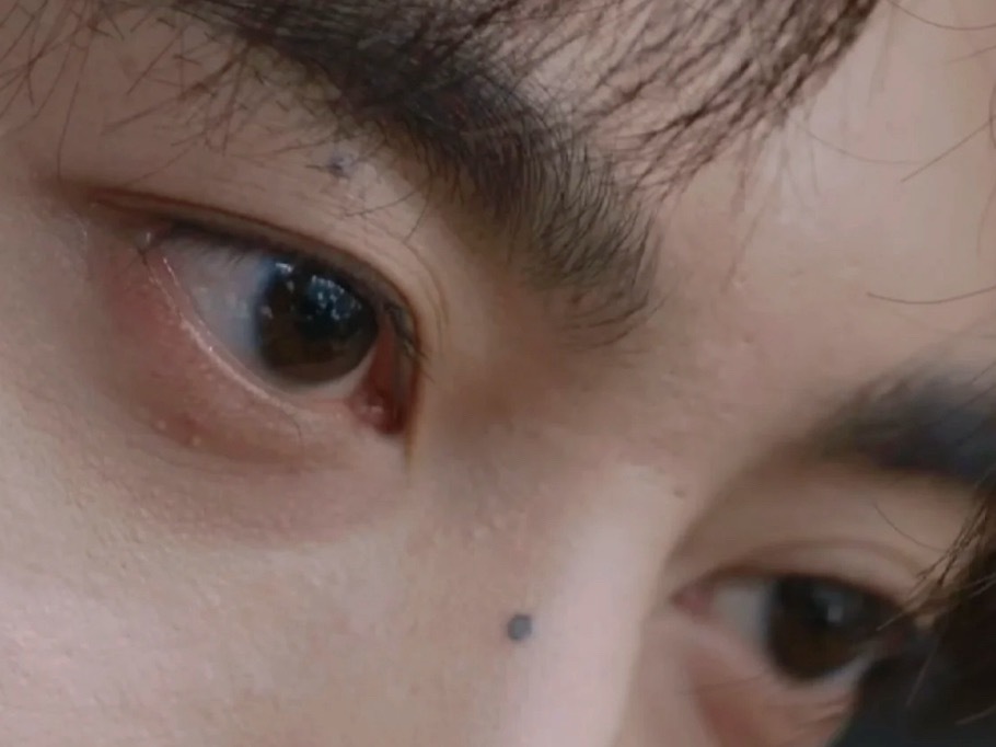 看到隐形眼镜了！一点磨皮不上啊​​​
