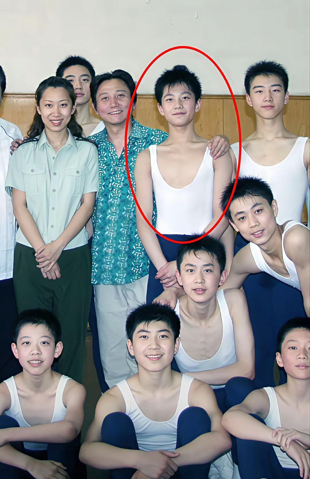 学生时期的杨洋，长得确实是眉目清秀，但是他旁边的同学长得也不赖啊！​​​
