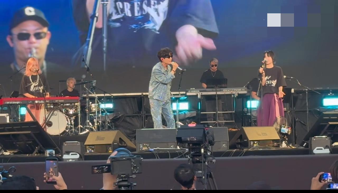 陈楚生DOUDOU草莓音乐节同台！这应该是今天广州草莓音乐节最大的惊喜。陈楚