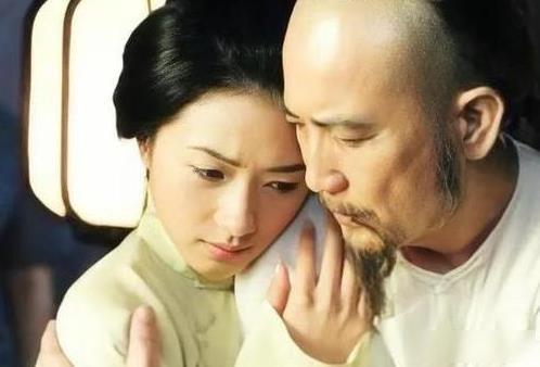 1881年，70岁的左宗棠纳17岁章怡为妾，洞房花烛夜，章怡擦汗眼泪道：老爷，我