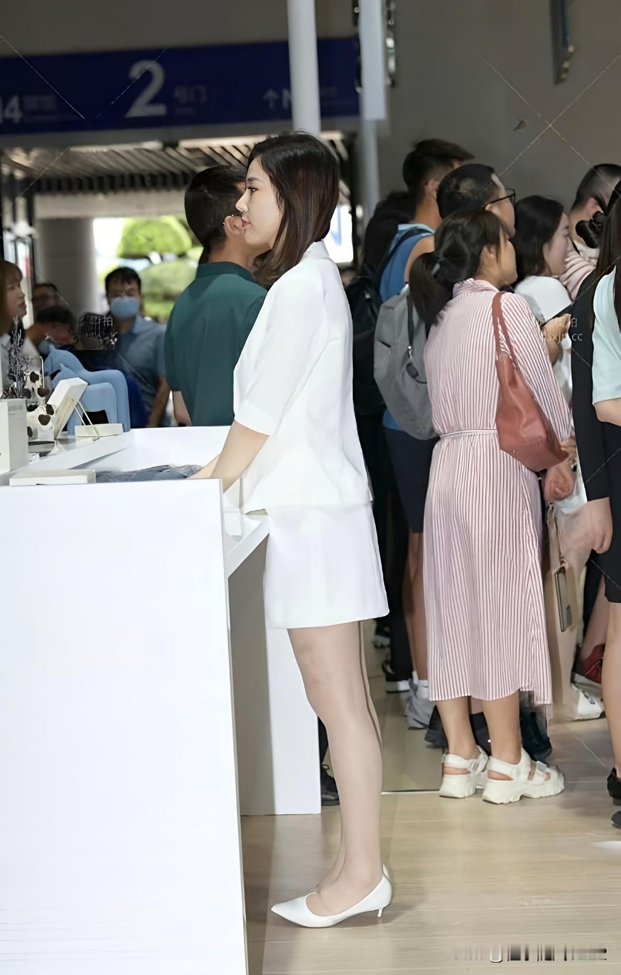 简约白色连衣裙，搭配白色高跟鞋，优雅气质满分