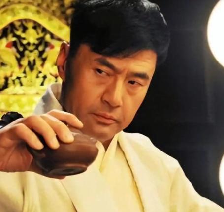 于荣光始终琢磨不透，成婚35载，钞票由他挣、饭菜由他烧，自己近乎全无桃色传闻，对