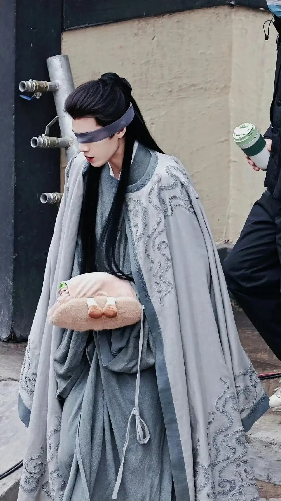 李昀锐尚公主路透，隔纱不见惊鸿目，犹胜星河落九天