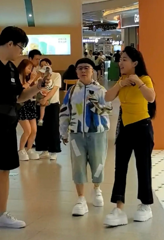 59岁金龟子和女儿一起现身漳州逛商场，她还是留着标志性的锅盖头发型，穿衣打扮有个
