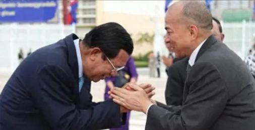 你以为柬埔寨的棋局，是由那个在台前叱咤风云的洪森首相主宰？错！如果只看到他，你