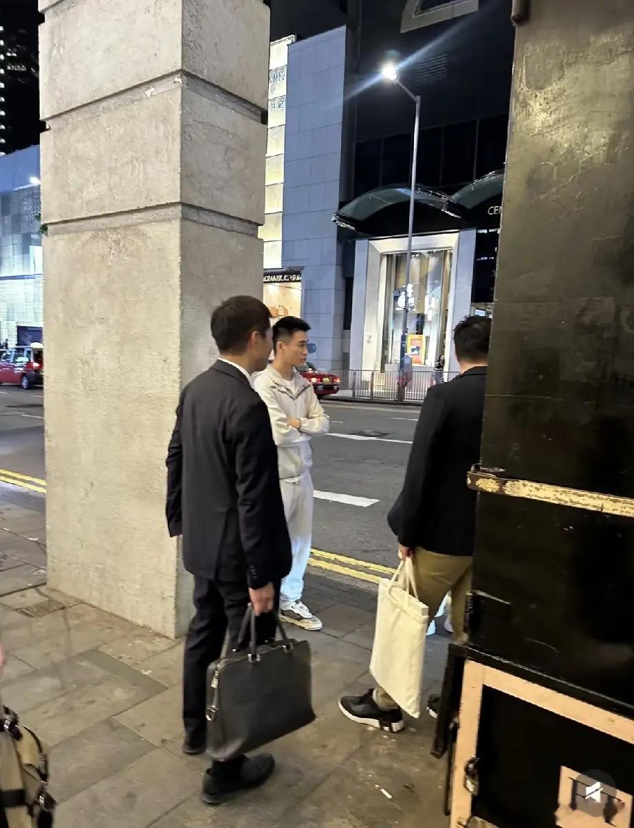 何猷君独自在香港中环看展被偶遇，他对法国诺曼底是一点都不留恋，据说婚礼第二天就回