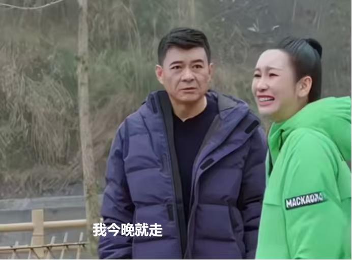 秦海璐：“你干嘛去？”邹凯：“找老婆。”秦海璐一脸震惊：“找老婆？？”