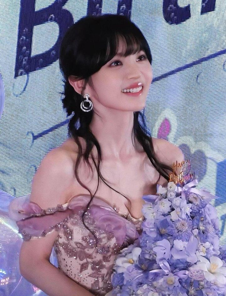 别再被田曦薇那张人畜无害的甜妹脸给骗了，她的生图杀伤力直接撕碎了内娱所谓的“白幼瘦”审美。最近一段毫