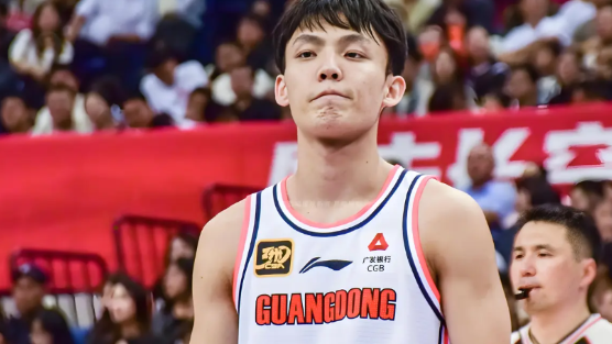 广东男篮力挺徐杰！昨天晚上，据CBA媒体人透露：中国男篮亚洲杯首场比赛12人大