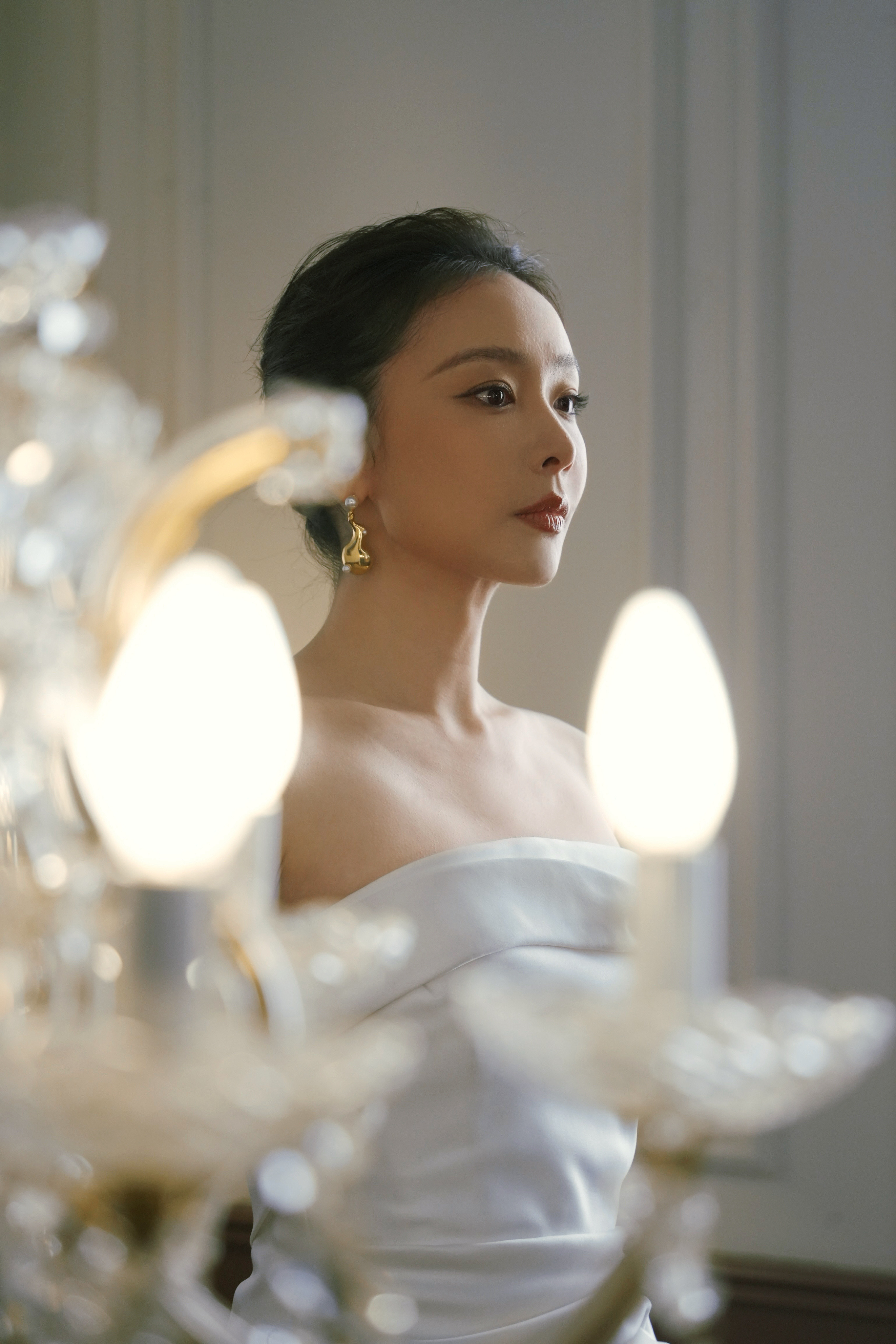 高叶将优雅揉进剪裁，把锋芒藏于眼底，一颦一回，皆是不动声色的惊艳。高叶王星越