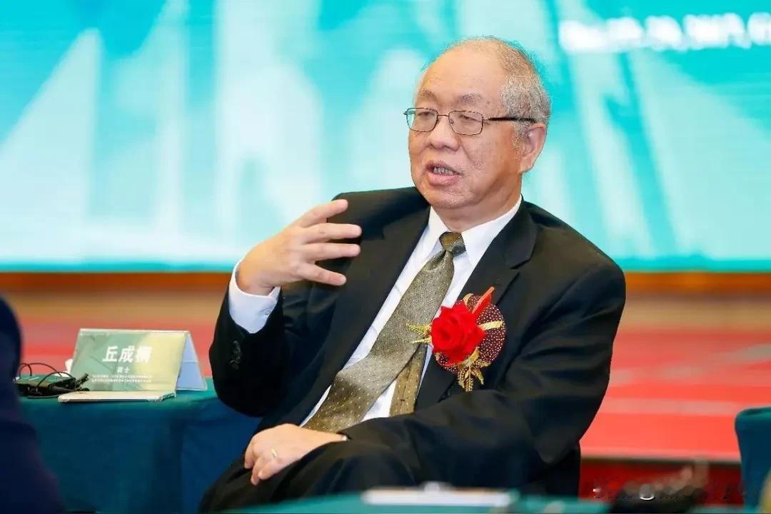 丘成桐说，一等等了四十多年，不但是看到了一个中国数学家拿到菲尔兹奖。甚至是看到两