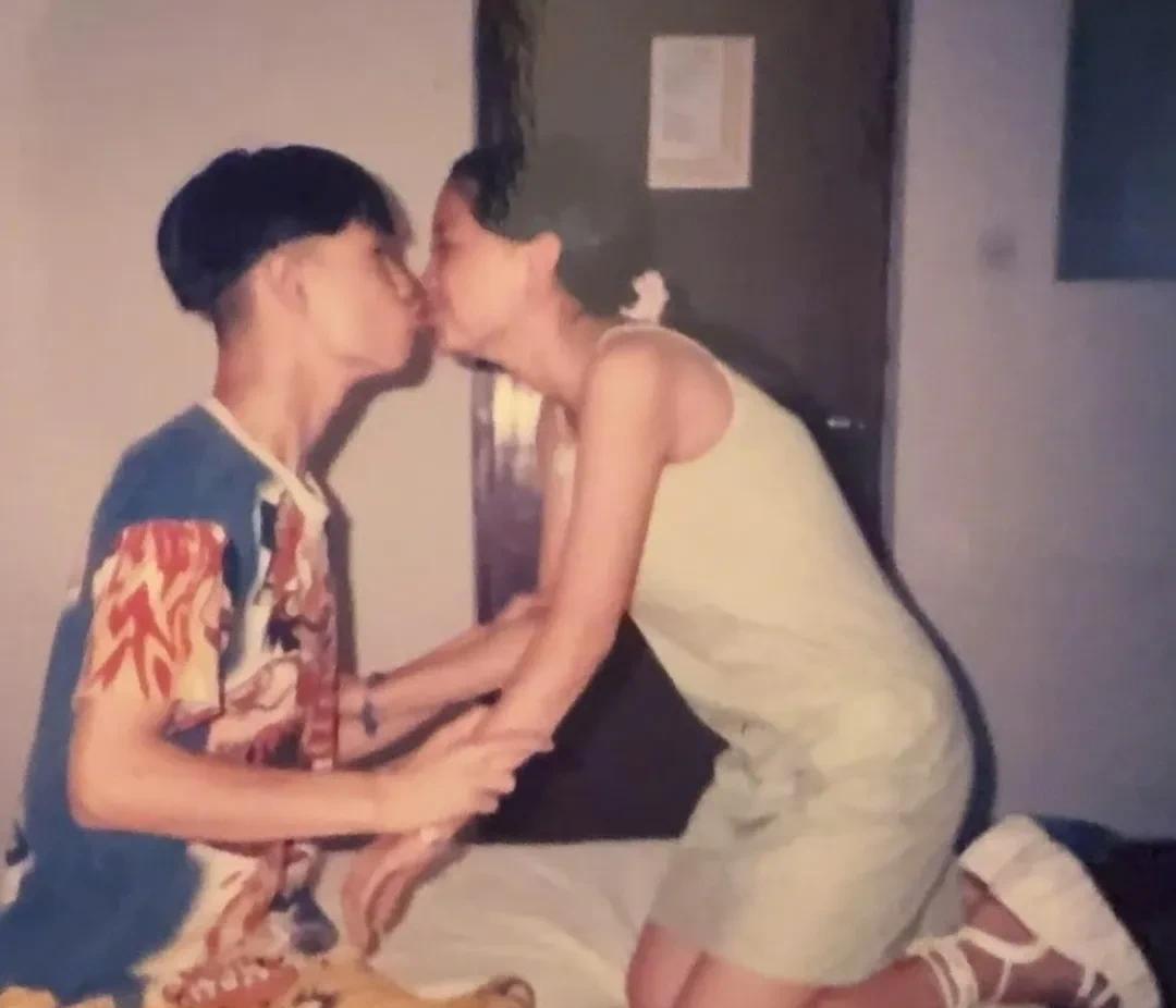 小沈阳结婚纪念日发布与沈春阳昔日谈恋爱时的接吻照。俩人1999年认识，一个17