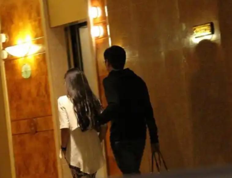 浙江宁波，一个男上司，贪恋已婚女下属的美貌，俩人竟然暗地里开展婚外情，这个领导月