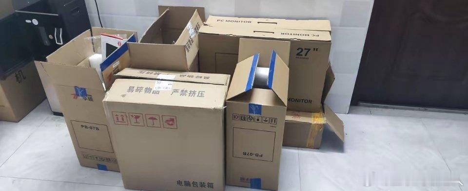 重大考古发现啊兄弟们！今天我算是撞见上古神兽了——公司新配的电脑到了，华硕机箱看